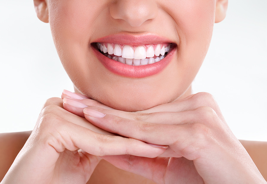 Belle fille avec un sourire éclatant - Image principale du site web Dentiste Longueuil - Clinique Dentaire à St-Hubert